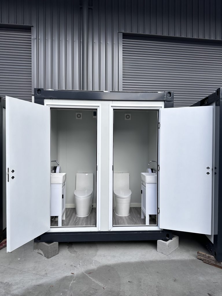 TH4U - Toilet doors open